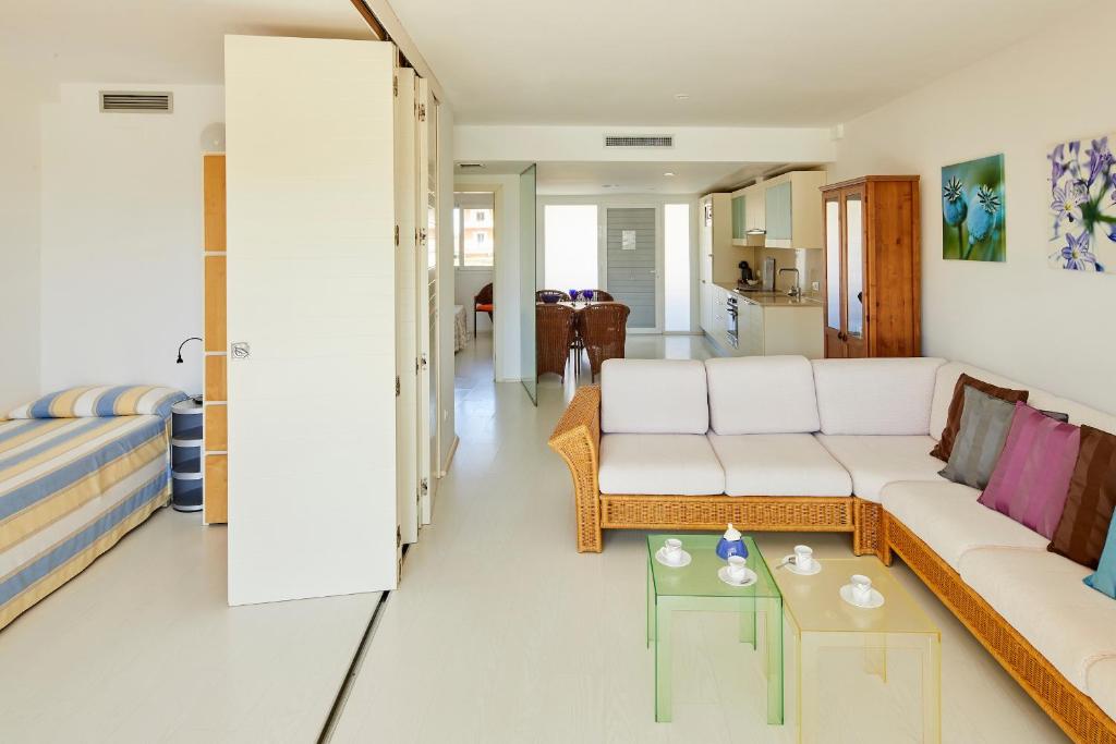 Posedenie v ubytovaní Apartamentos Rodamar