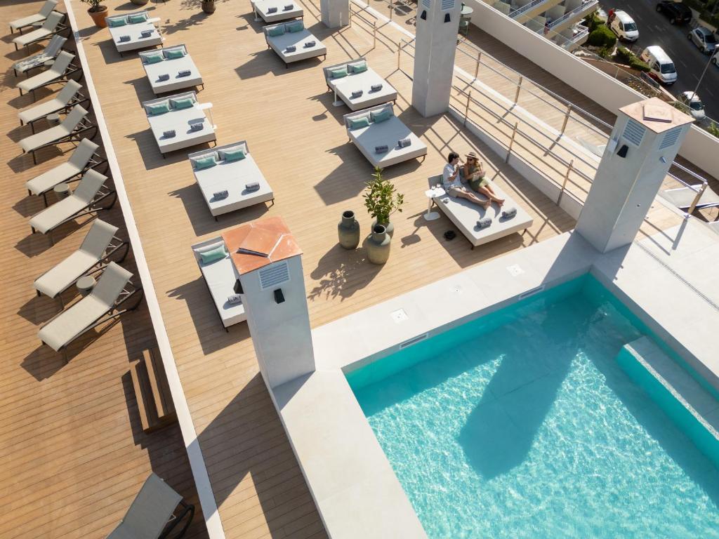 Bazén v ubytování Hotel Cala Font nebo v jeho okolí
