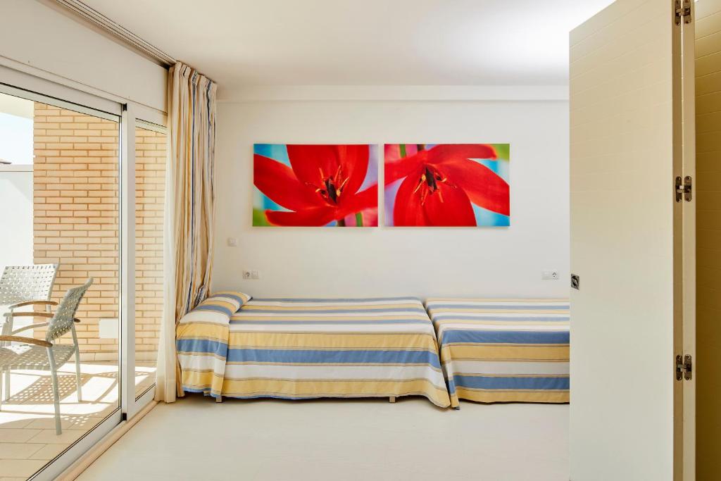 Posteľ alebo postele v izbe v ubytovaní Apartamentos Rodamar