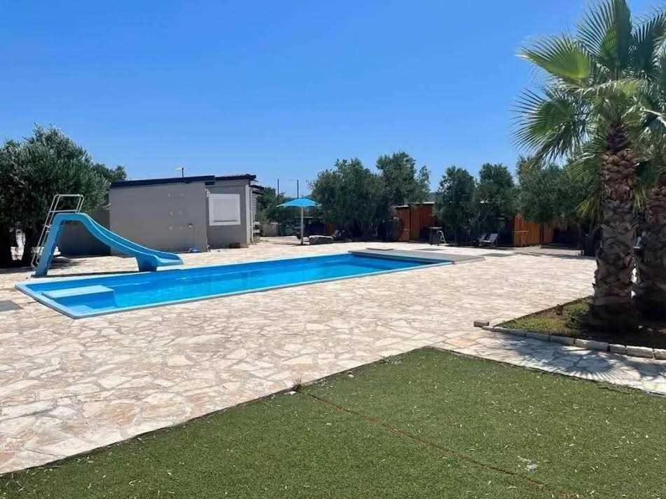 Kolam renang di atau dekat dengan Mobile Homes L & L with shared pool