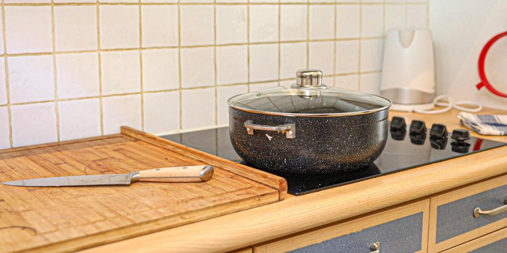 Cuisine ou kitchenette dans l'établissement Villa Ile d'Eden - Vue mer-Piscine - By Sister Home