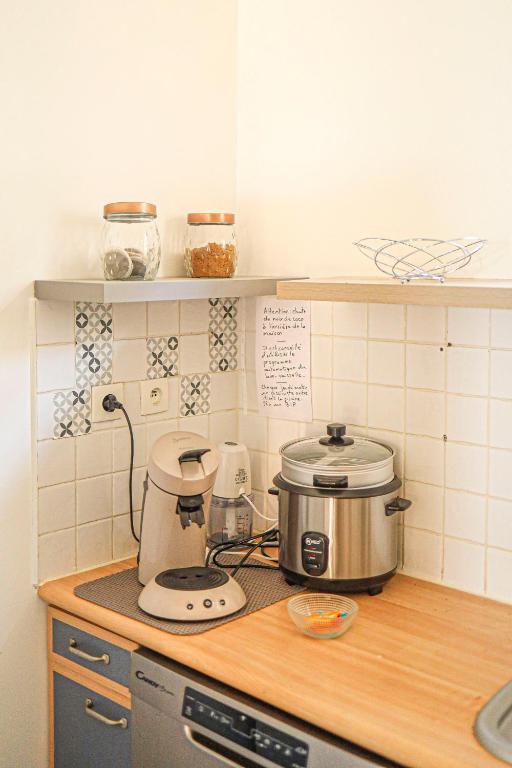 Cuisine ou kitchenette dans l'établissement Villa Ile d'Eden - Vue mer-Piscine - By Sister Home