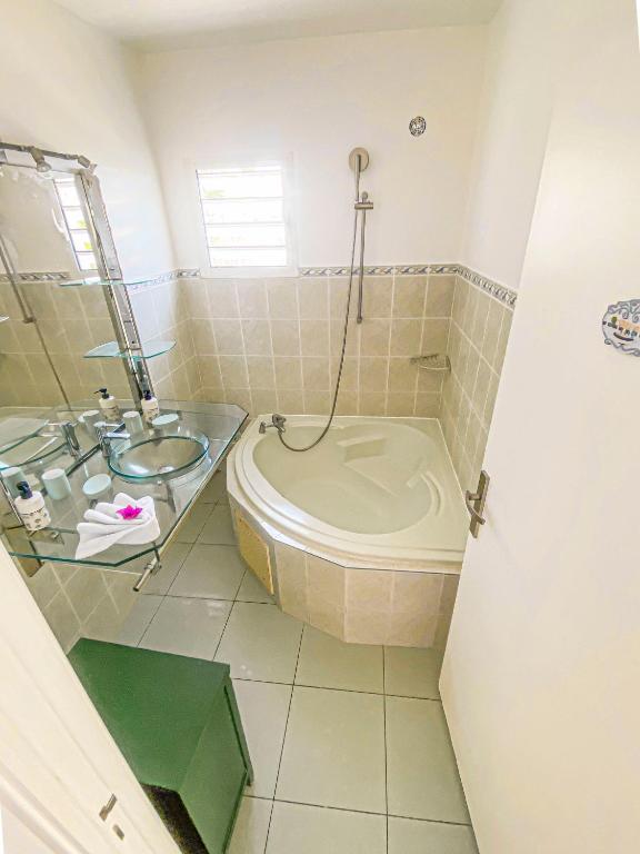 Salle de bains dans l'établissement Villa Ile d'Eden - Vue mer-Piscine - By Sister Home