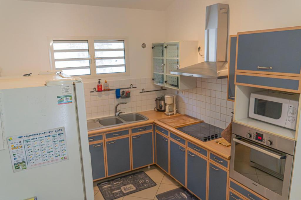 Cuisine ou kitchenette dans l'établissement Villa Ile d'Eden - Vue mer-Piscine - By Sister Home
