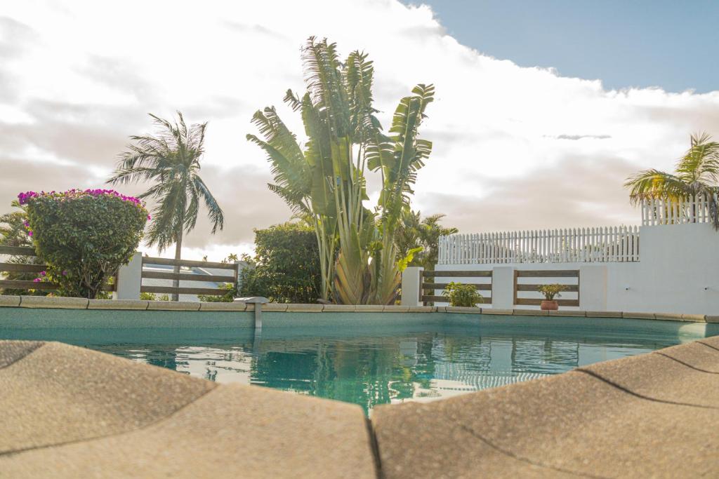 Piscine de l'établissement Villa Ile d'Eden - Vue mer-Piscine - By Sister Home ou située à proximité