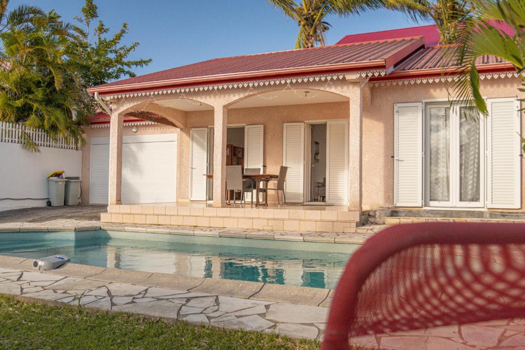 Piscine de l'établissement Villa Ile d'Eden - Vue mer-Piscine - By Sister Home ou située à proximité
