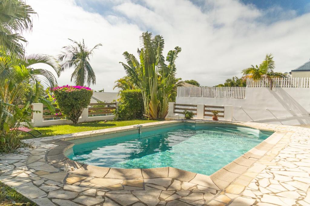 Piscine de l'établissement Villa Ile d'Eden - Vue mer-Piscine - By Sister Home ou située à proximité