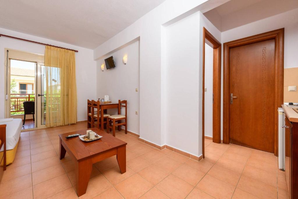 TV a/nebo společenská místnost v ubytování Villa Roxani