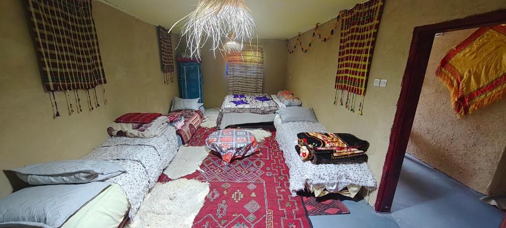 Gite Amani Guest House tesisinde bir odada yatak veya yataklar