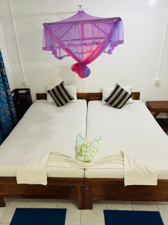 Postel nebo postele na pokoji v ubytování Levi's Tourist – Anuradhapura