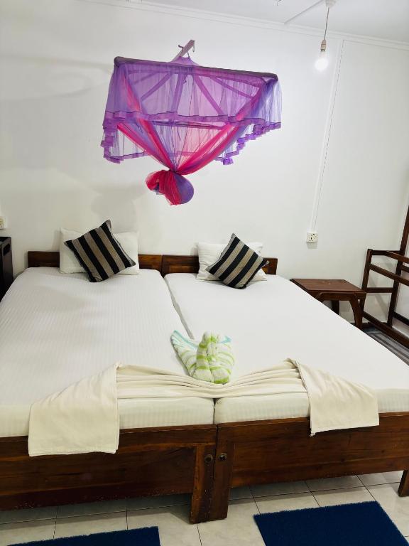 Postel nebo postele na pokoji v ubytování Levi's Tourist – Anuradhapura