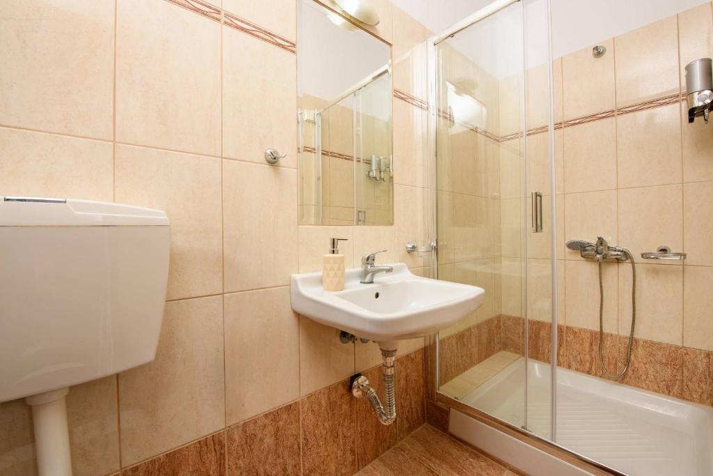Koupelna v ubytování Villa Roxani