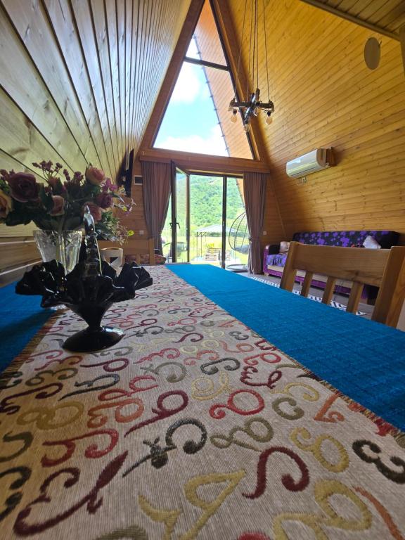 Postel nebo postele na pokoji v ubytování Canyon garden martvili