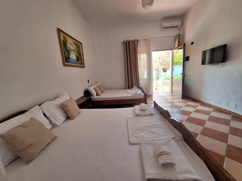 Postel nebo postele na pokoji v ubytování Mermaid Hotel Vlore