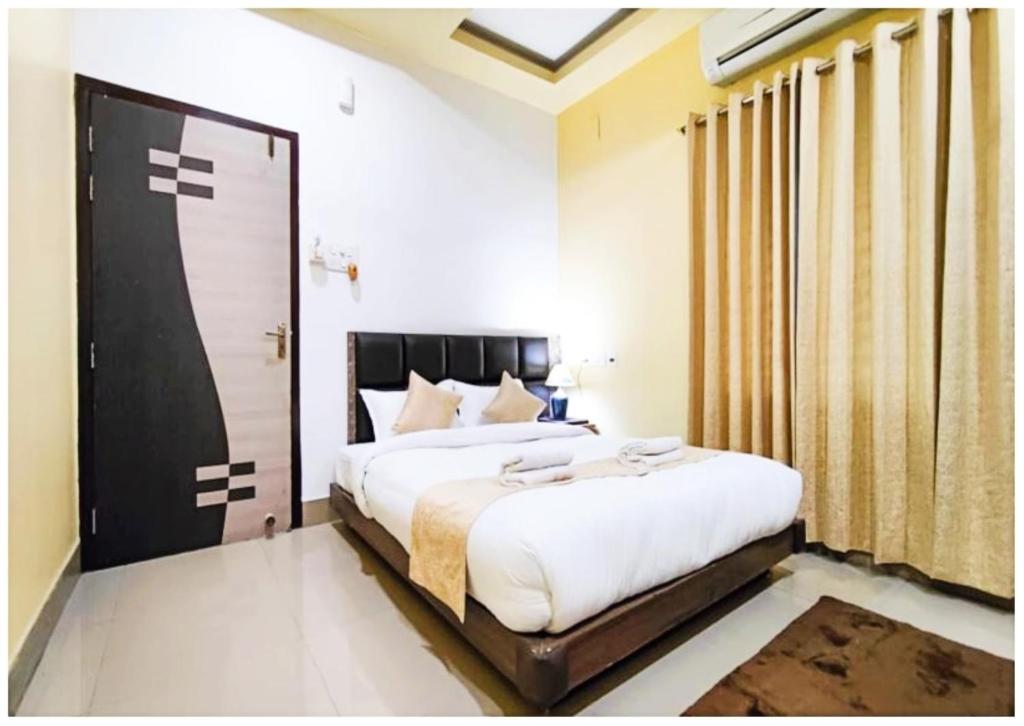 Ένα ή περισσότερα κρεβάτια σε δωμάτιο στο Royal Park Inn Residency 5 km from Assam State Zoo