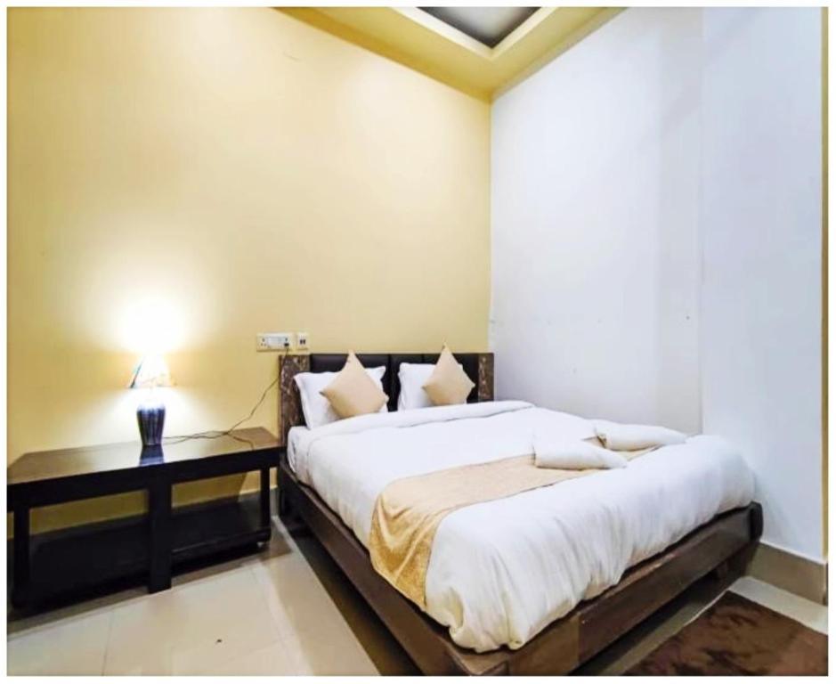 Ένα ή περισσότερα κρεβάτια σε δωμάτιο στο Royal Park Inn Residency 5 km from Assam State Zoo