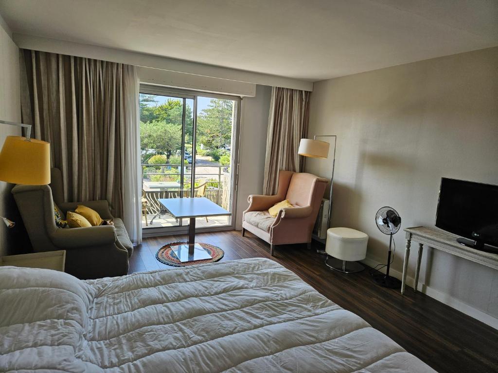 a hotel room with a bed and a balcony at Résidence Chiberta Anglet océan golf surf in Anglet