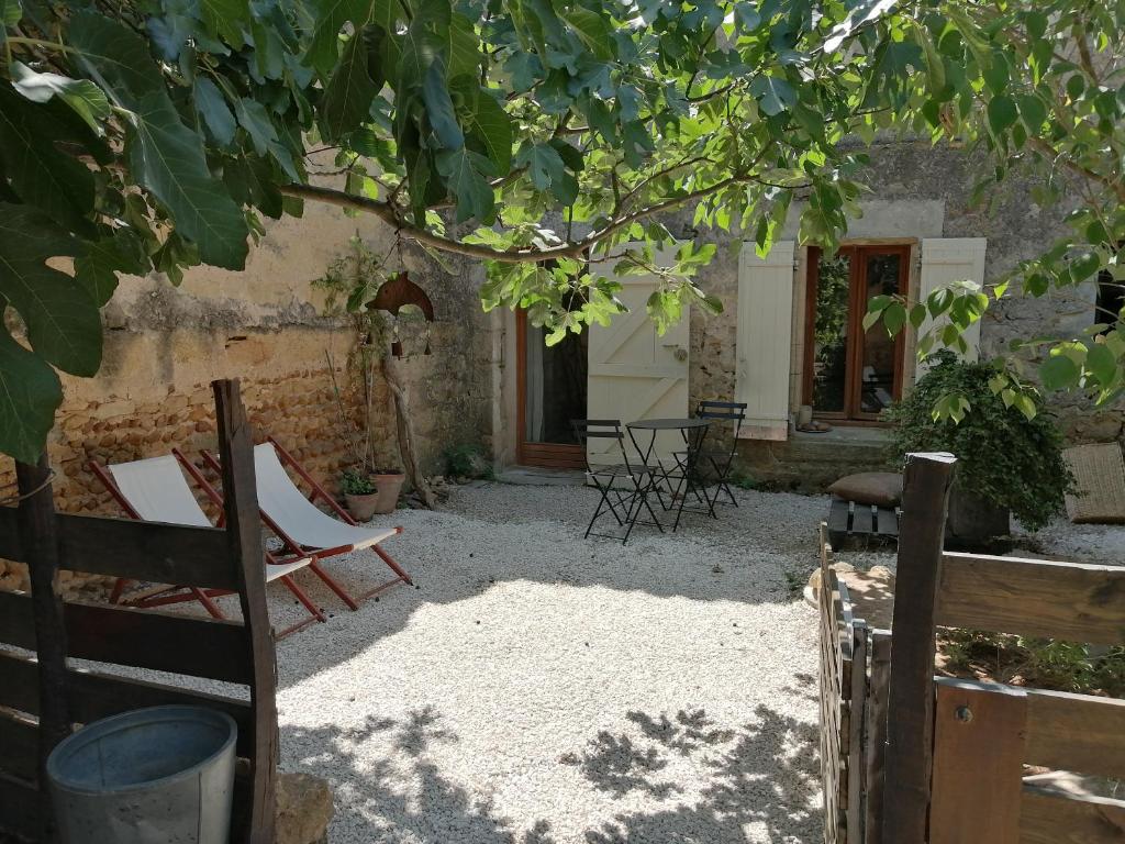 - un groupe de chaises assises dans la cour d'une maison dans l'établissement studio au sein d'un mas en Camargue, à Vauvert