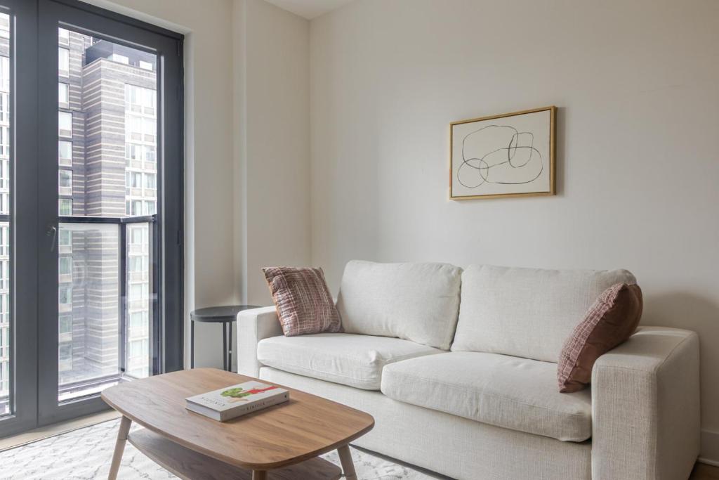 Un lugar para sentarse en Blueground Bridge Plaza rooftop nr Brooklyn Bridge NYC-1872