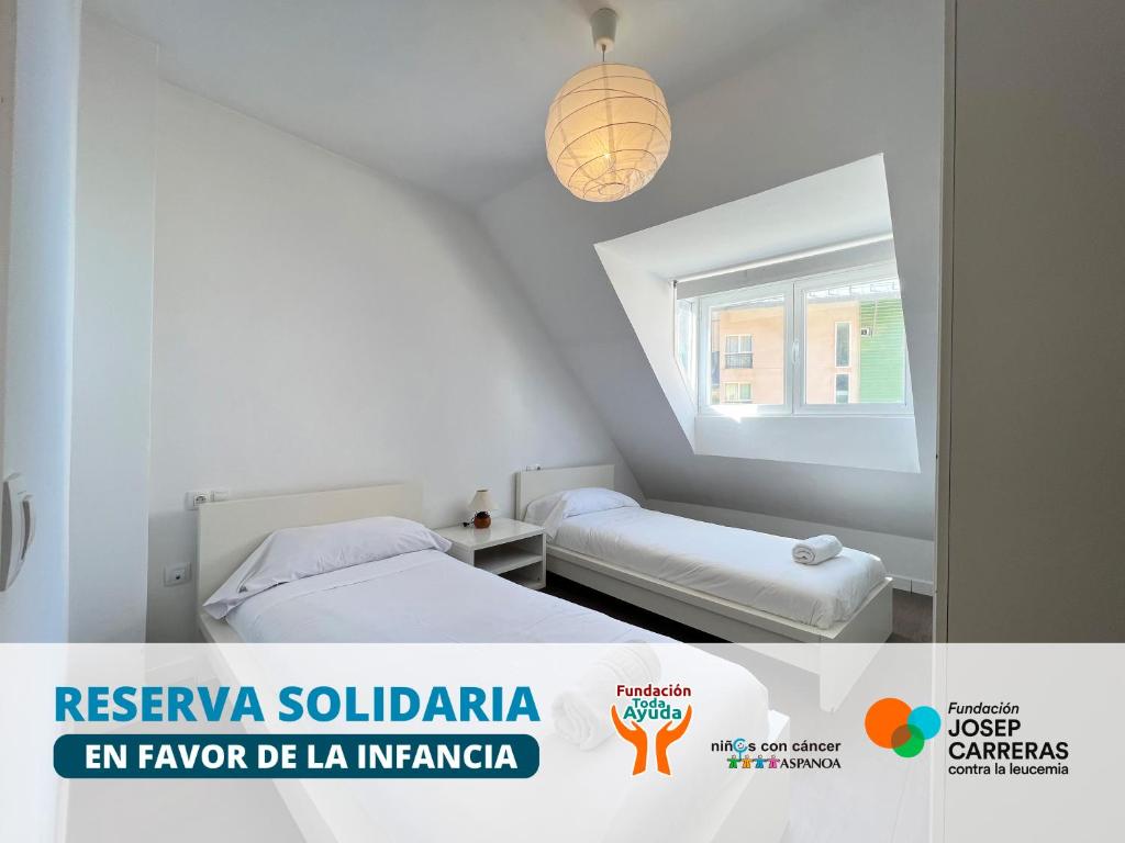 biały pokój z łóżkiem i oknem w obiekcie Apartamentos Sierra Nevada 3000 w mieście Sierra Nevada