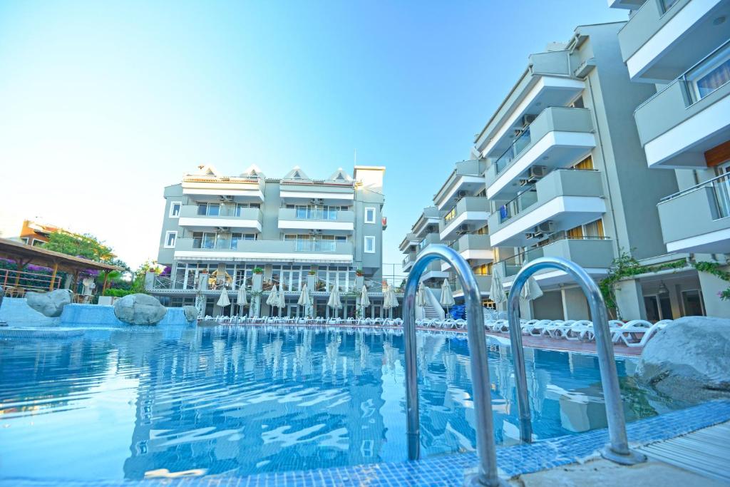 une piscine en face d'un bâtiment dans l'établissement Begonville Hotel, à Marmaris