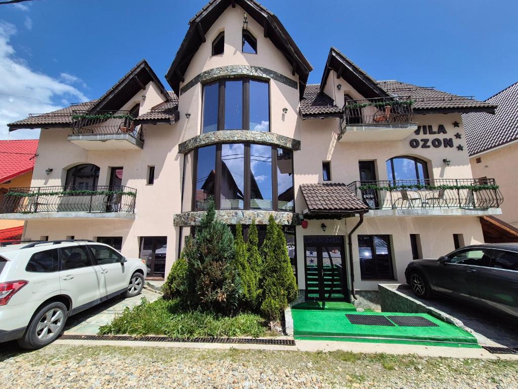 a white car parked in front of a house at Vila Ozon in Ranca