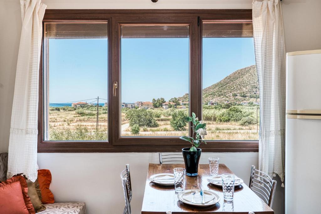 a dining room with a table and a window at Selbesi Holiday Cottage in the countryside - Elevated View in Kómi