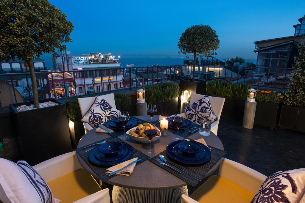 uma mesa com um prato de comida numa varanda em Istanbul Irini Seaview House em Istambul