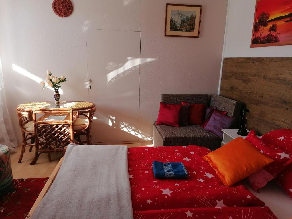 Łóżko lub łóżka w pokoju w obiekcie Kertész Vendégház