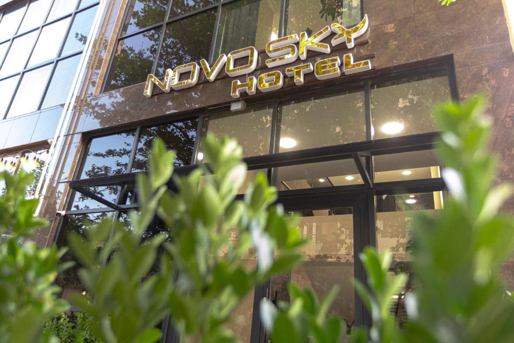 ein Schild auf der Vorderseite eines Hotels in der Unterkunft Novo Sky Hotel in Baku