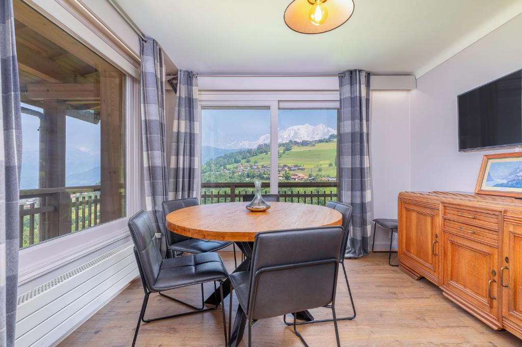 Televízia a/alebo spoločenská miestnosť v ubytovaní Chalet Nessa