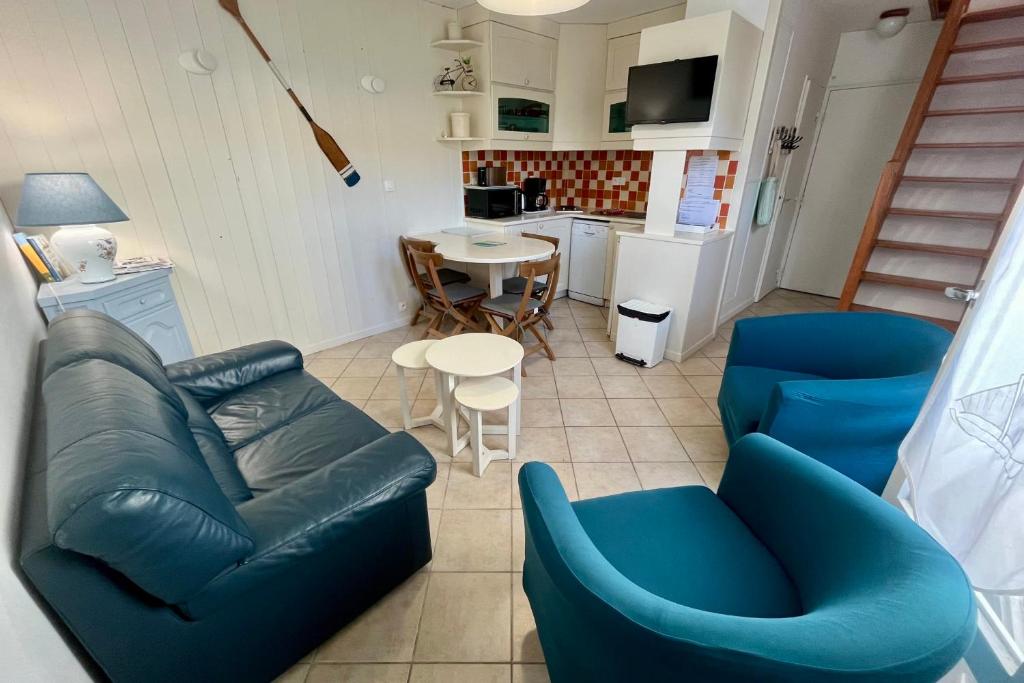 un salon avec un canapé, des chaises et une table dans l'établissement Nice and quiet appartment only 2 steps away from the harbour of St Martin, à Saint-Martin-de-Ré