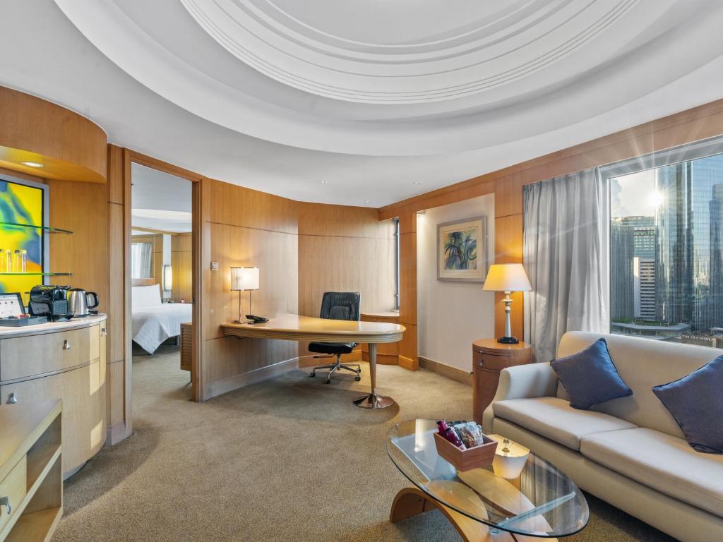 TV a/nebo společenská místnost v ubytování Makati Shangri-La, Manila