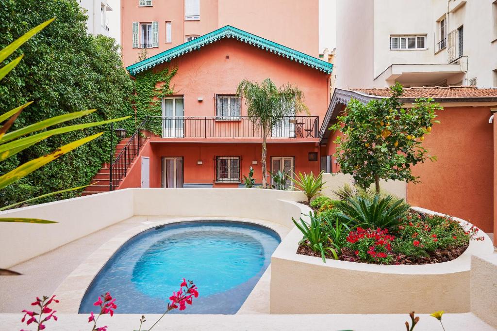 una piscina di fronte a un edificio di Nice Excelsior Centre ville by HappyCulture a Nizza