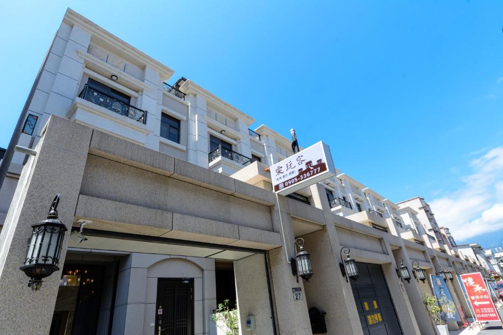 un edificio con un cartello in cima di Iwaiker B&B a Città di Hualien