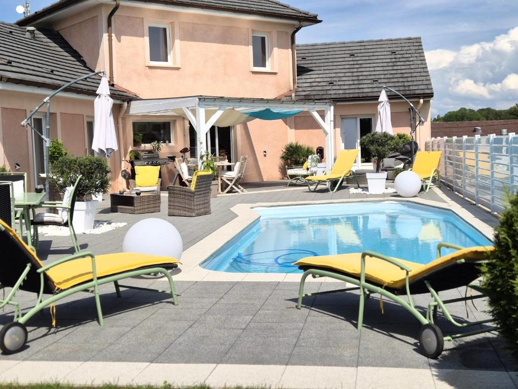 Πισίνα στο ή κοντά στο Chambre d'hôtes de charme avec piscine terrasse et vue sur les prairies