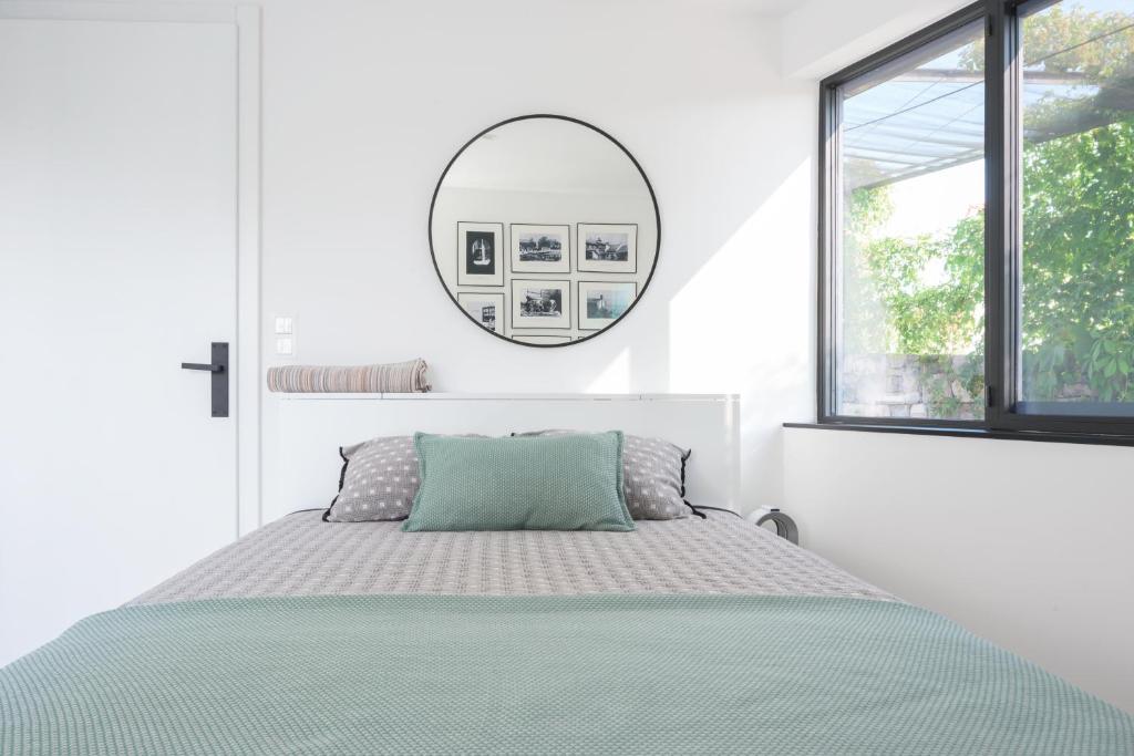 A bed or beds in a room at Kambra