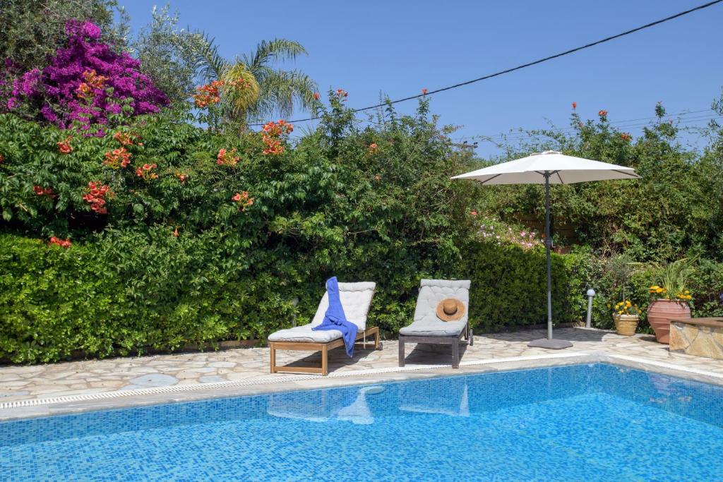 Bazén v ubytovaní Beach Villa Blue by PosarelliVillas alebo v jeho blízkosti