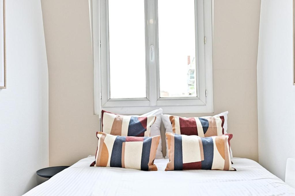 Giường trong phòng chung tại Studio proche de la capitale Asnières-III