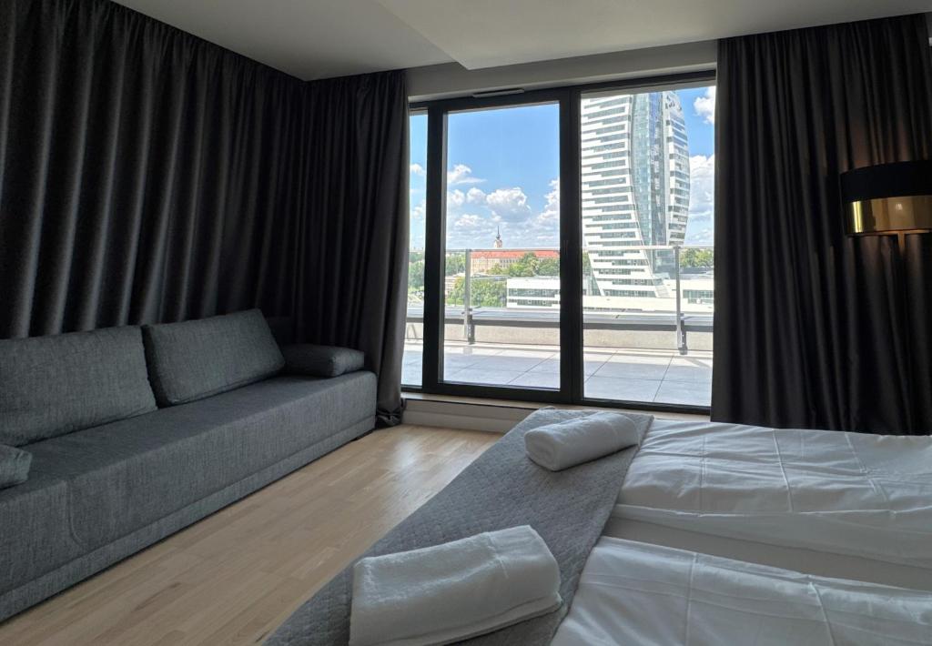 Postel nebo postele na pokoji v ubytování Panorama Capital SkyRiver Residence