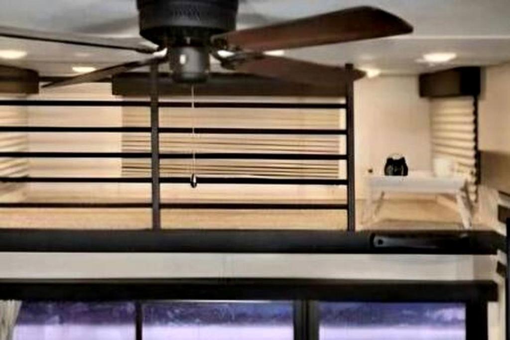 Postel nebo postele na pokoji v ubytování Modern Lofted Tiny House Fully Equipped with Lake Views in Texas
