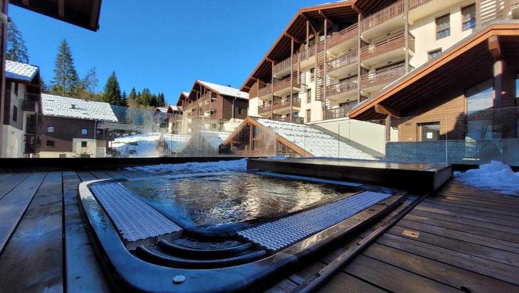 Bazén v ubytovaní Les Roches du Mont Blanc alebo v jeho blízkosti