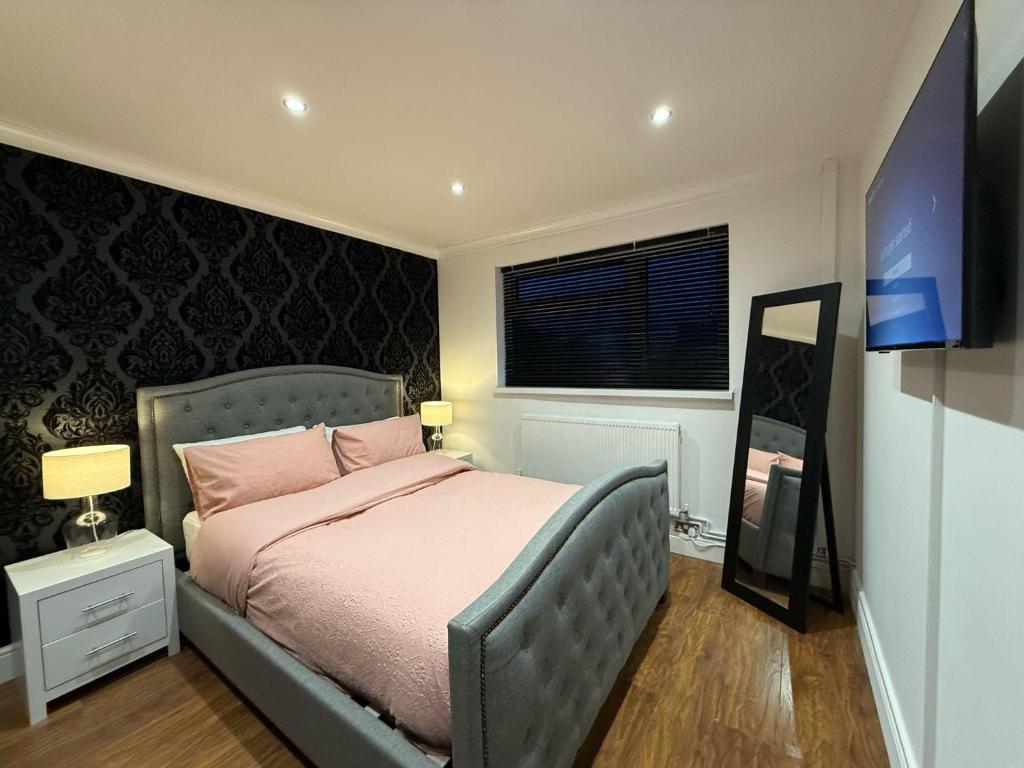Ένα ή περισσότερα κρεβάτια σε δωμάτιο στο 3 Bed House - Sleeps 6 - Parking - Wifi