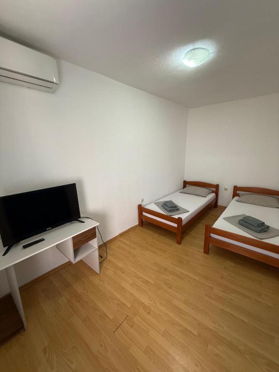 TV a/nebo společenská místnost v ubytování Apartment in Old Town- with parking