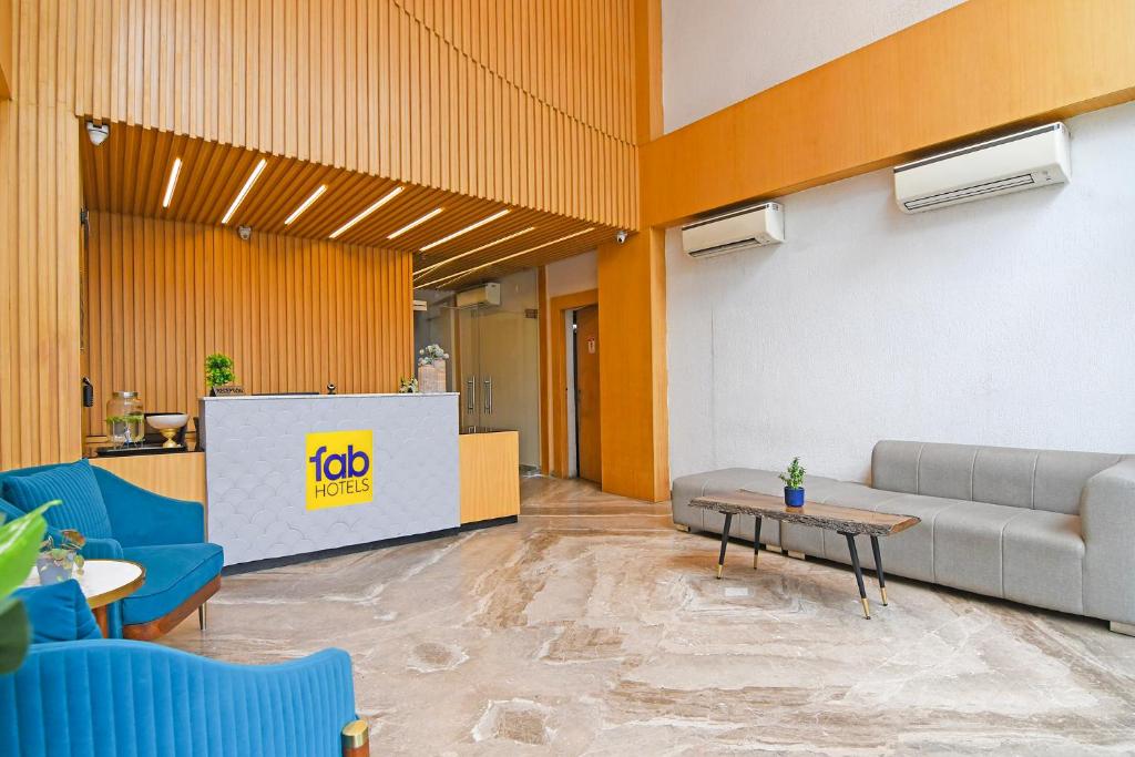 Posezení v ubytování FabHotel Kzar Select - 2km from Park Street