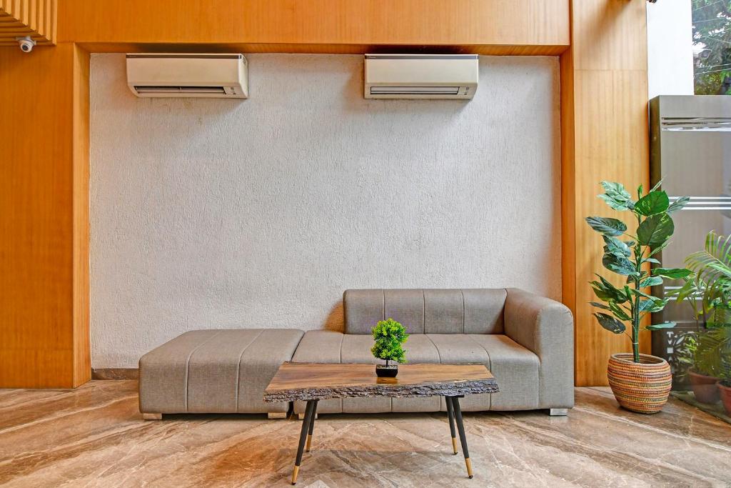 Posezení v ubytování FabHotel Kzar Select - 2km from Park Street