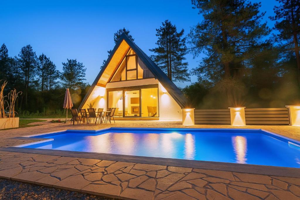 Bazén v ubytování Holiday home Pine nest nebo v jeho okolí