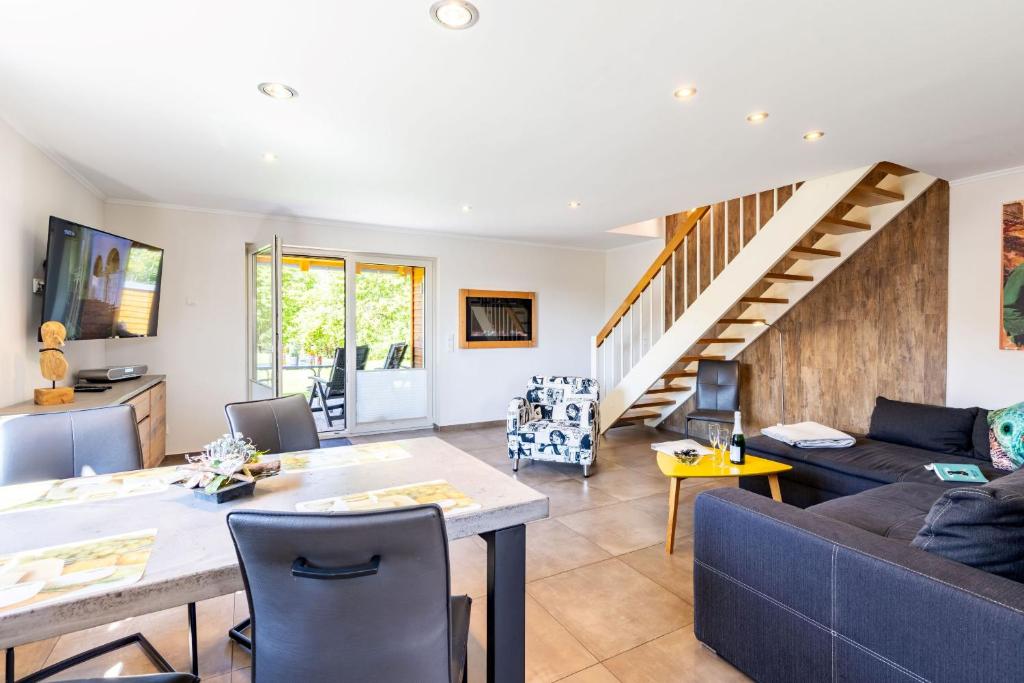 a living room with a couch and a table at Premiumferienhaus Vanua in Hasselfelde