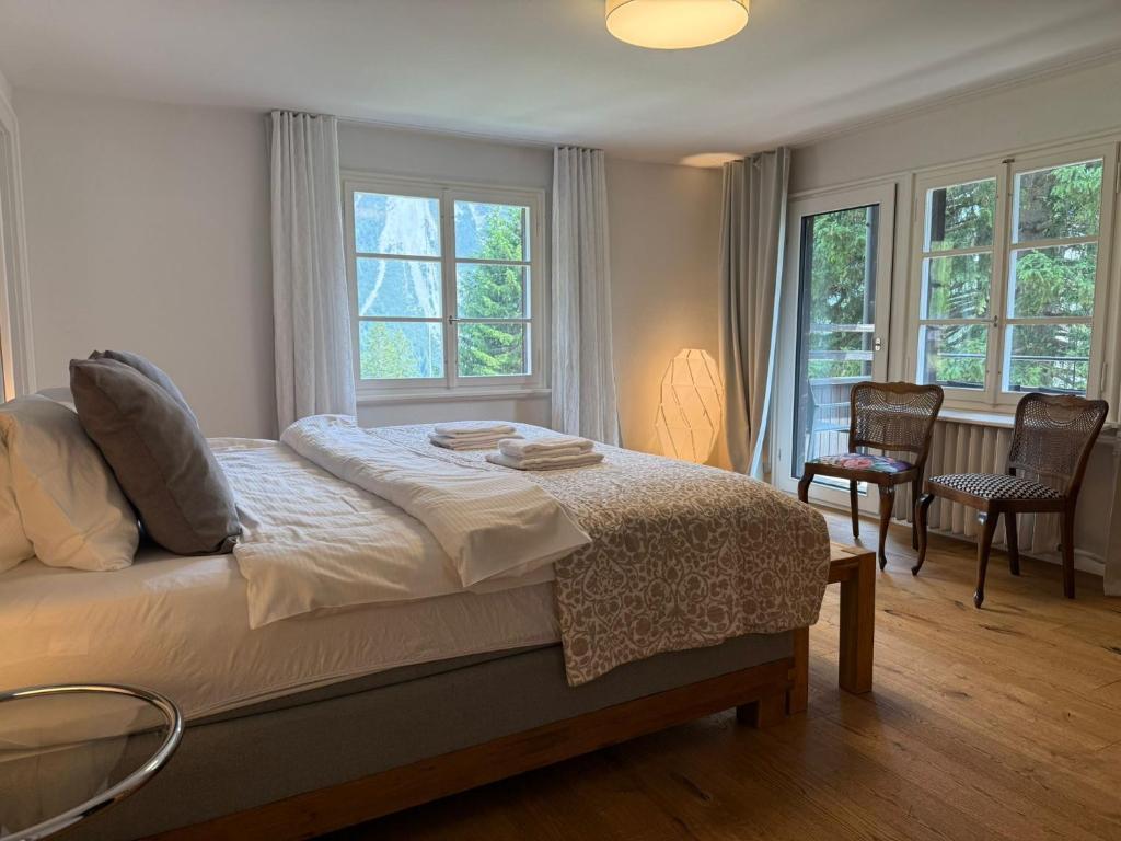 Postel nebo postele na pokoji v ubytování Chalet Pradella by Arosa Holiday