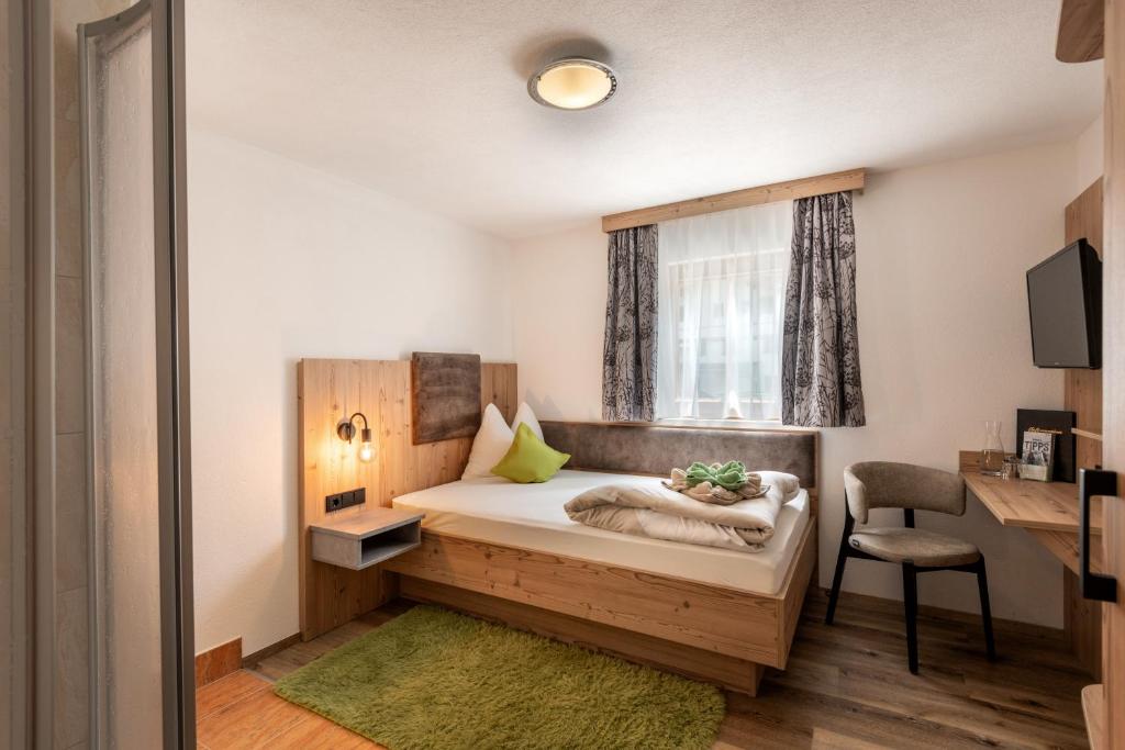 Postel nebo postele na pokoji v ubytování Gästehaus Hochstaffl